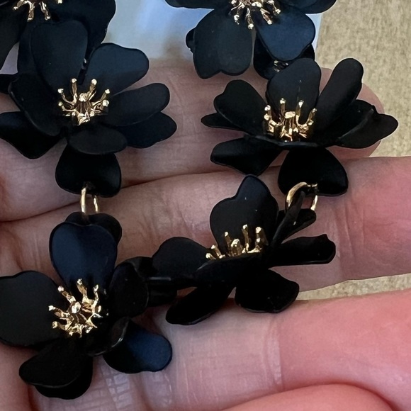 Black flower drop earrings pierced metal alloy gold - Picture 5 of 7